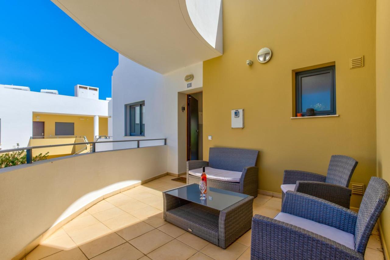אלבור One Bedroom Apartment In Albur Village 2J מראה חיצוני תמונה