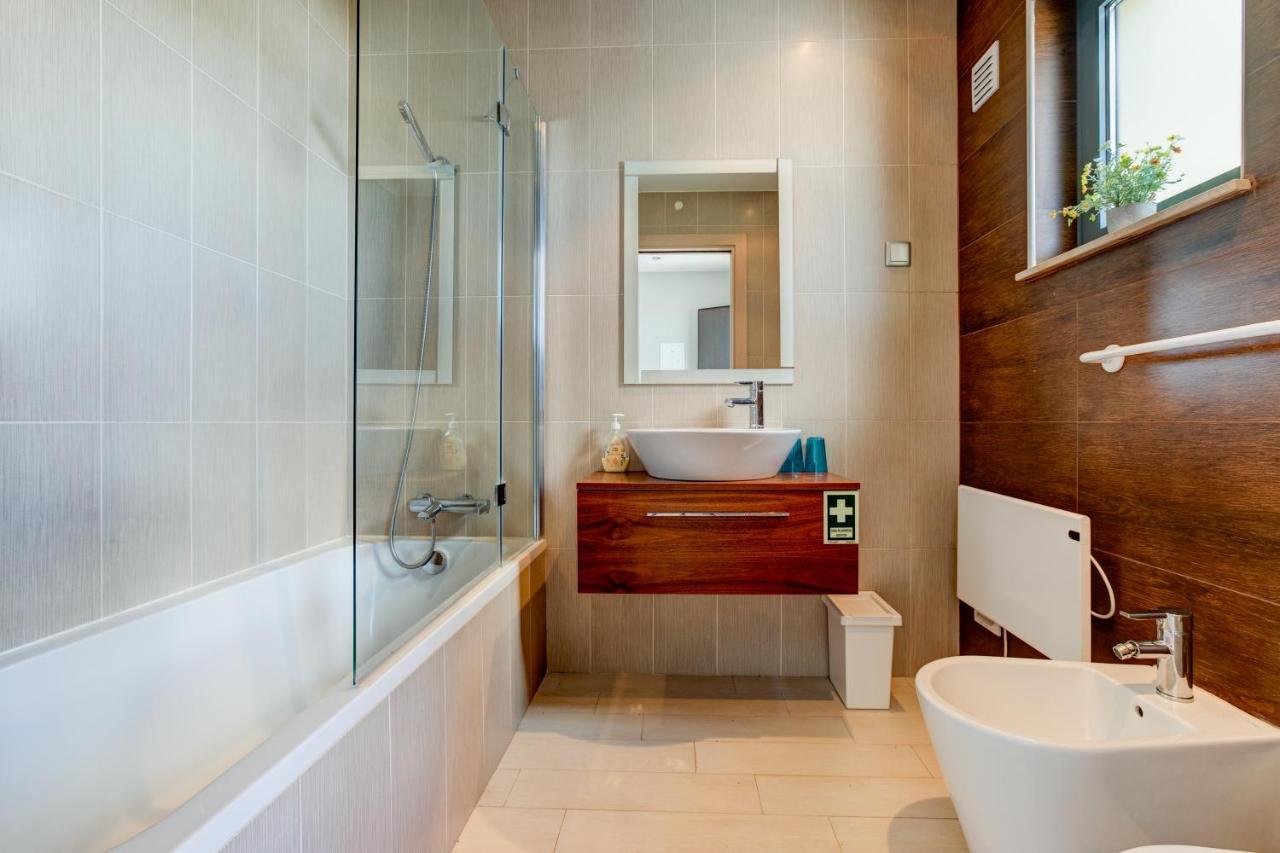 אלבור One Bedroom Apartment In Albur Village 2J מראה חיצוני תמונה